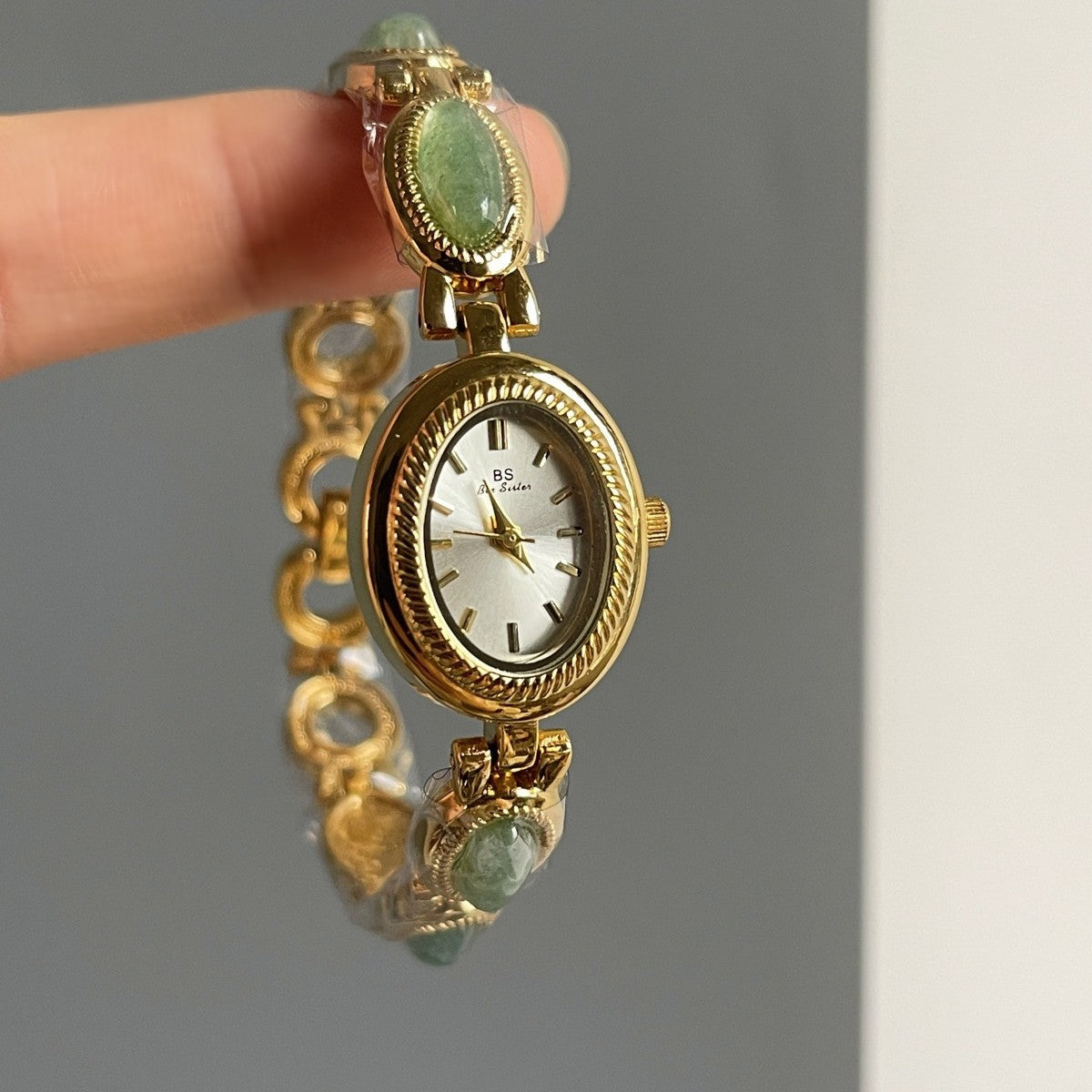 Montre-bracelet pour femmes en quartz avec bracelet en jade petit ovale et diamants