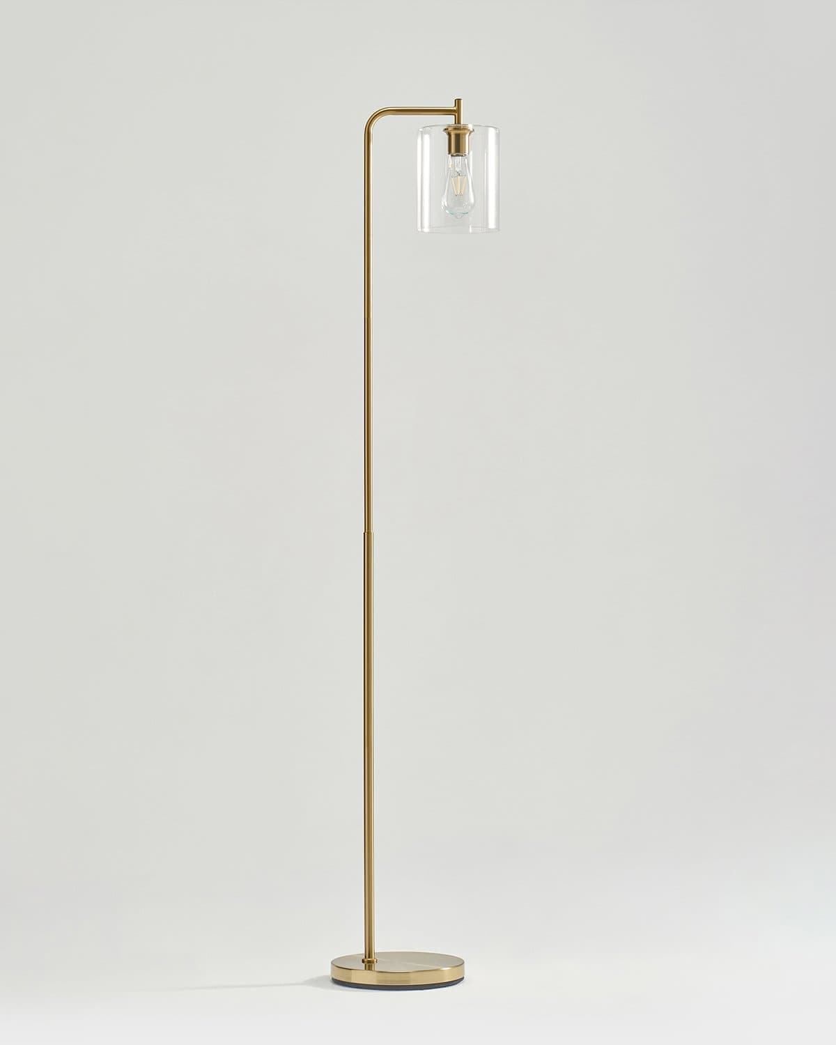 מנורה בגובה 66-Inch — אהיל זכוכית, LED בגוון חם, מתג רגל, מתכת בגוון פליז