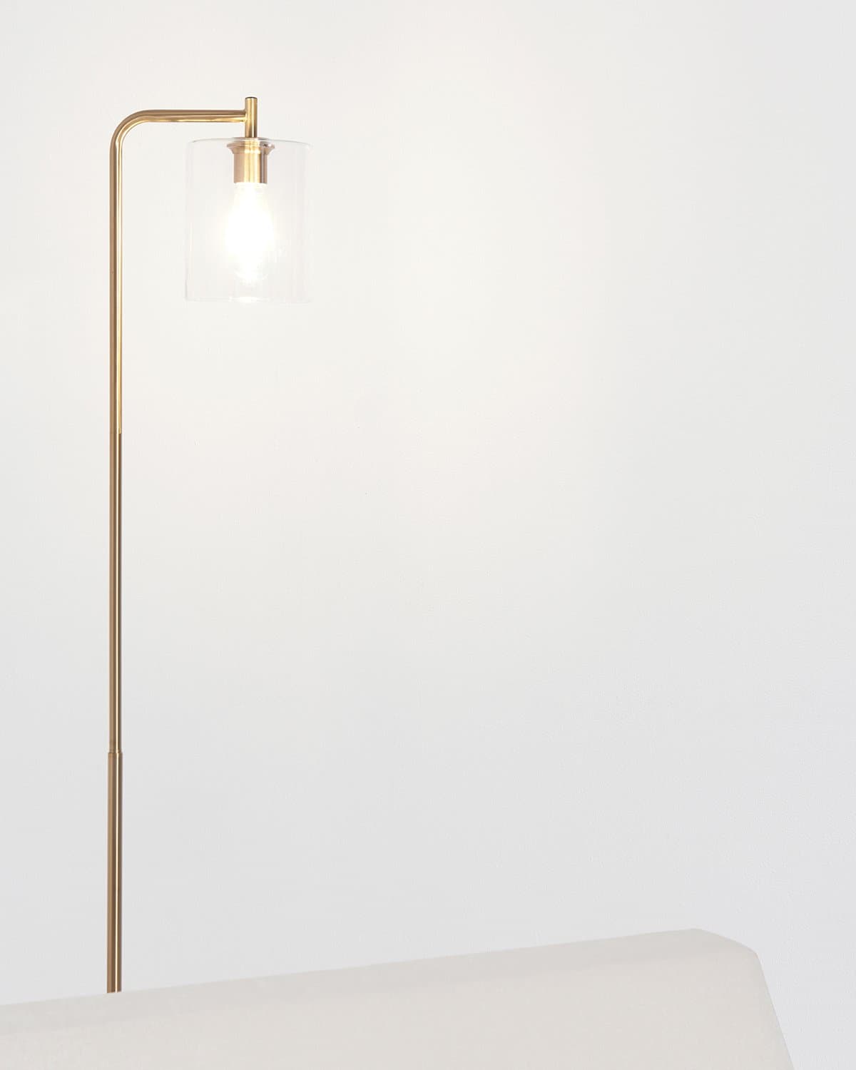 מנורה בגובה 66-Inch — אהיל זכוכית, LED בגוון חם, מתג רגל, מתכת בגוון פליז
