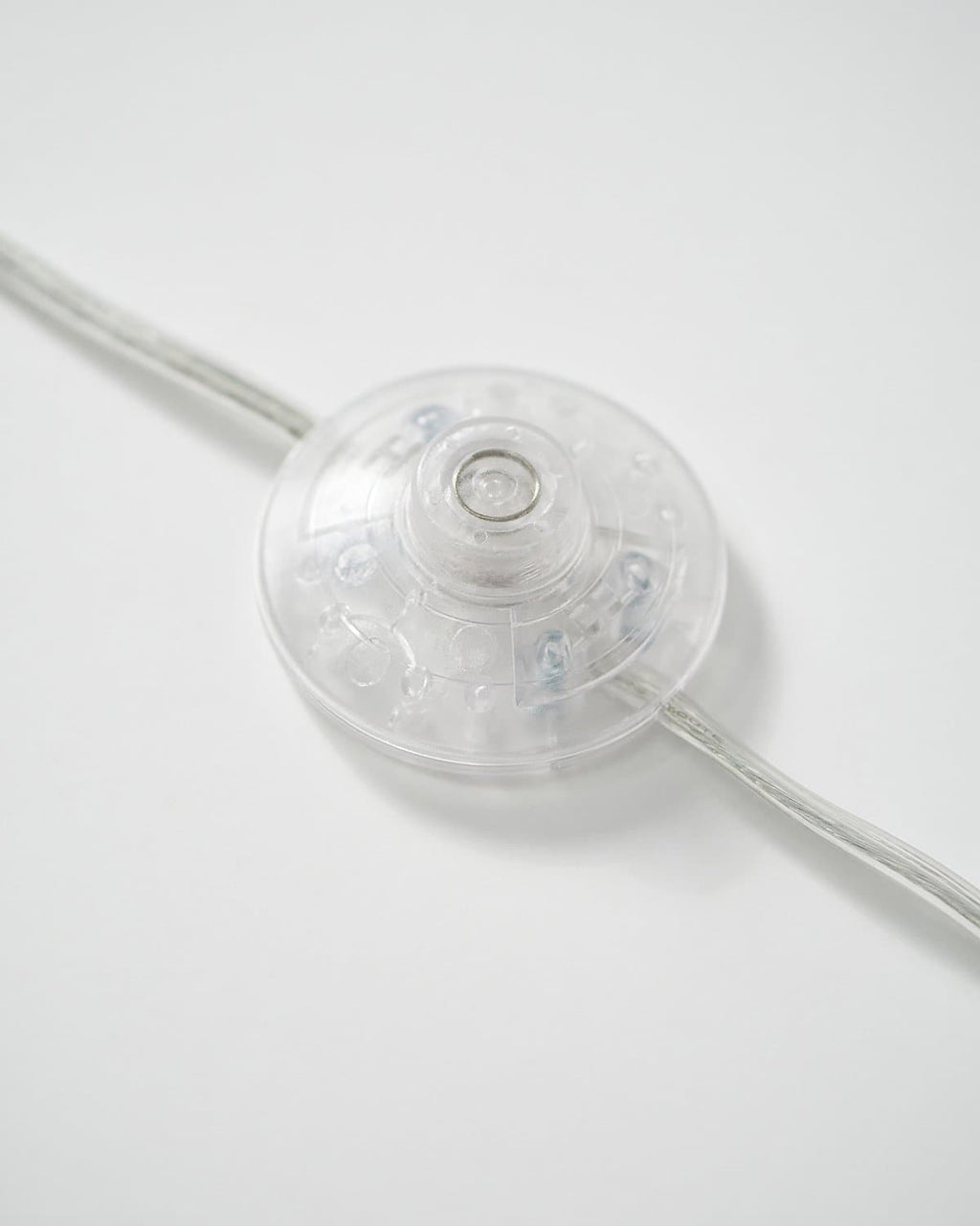 מנורה בגובה 66-Inch — אהיל זכוכית, LED בגוון חם, מתג רגל, מתכת בגוון פליז
