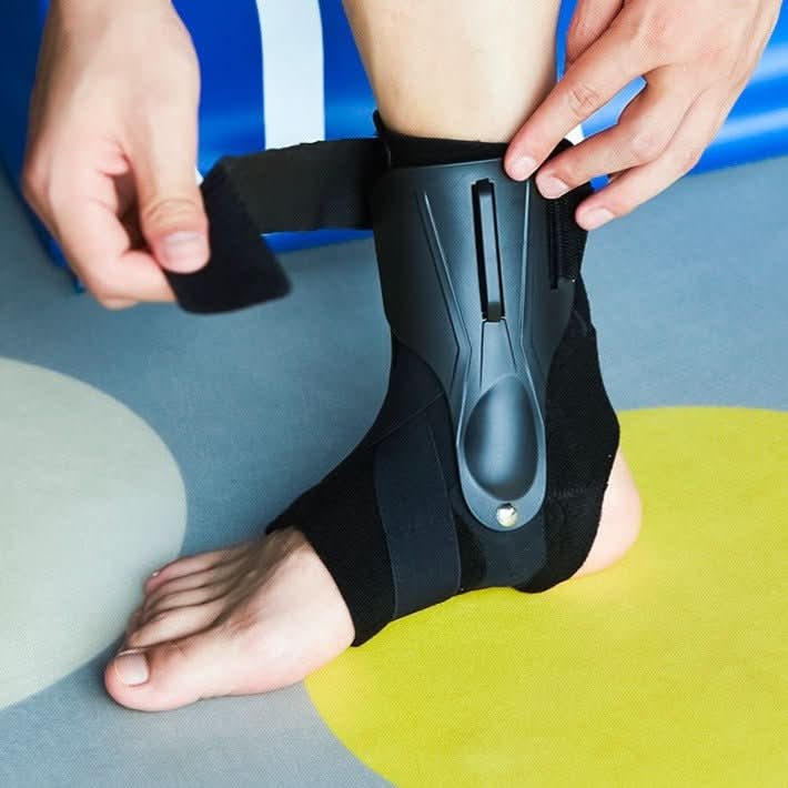 双重稳定器踝部护具，配备 Grip Tech 握力技术