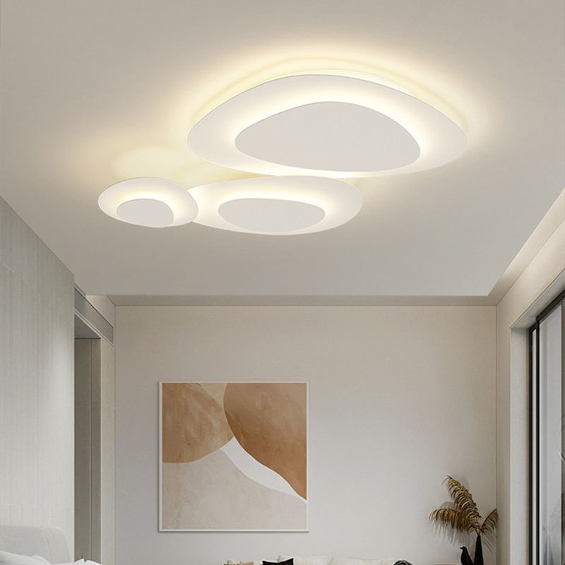 Biała metalowa lampa LED przylegająca do sufitu, 43 in — trzy organiczne dyski, ściemniana