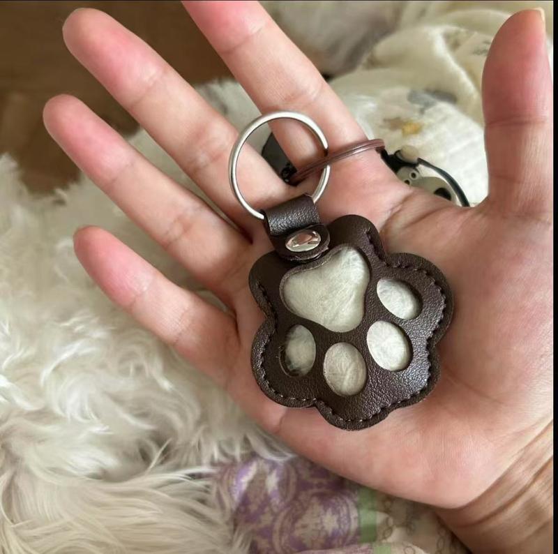 Llavero con huella de pata para recordar a una mascota, de cuero — compartimento oculto para un recuerdo