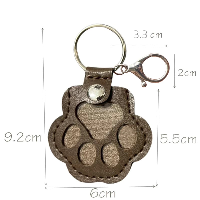 Llavero con huella de pata para recordar a una mascota, de cuero — compartimento oculto para un recuerdo