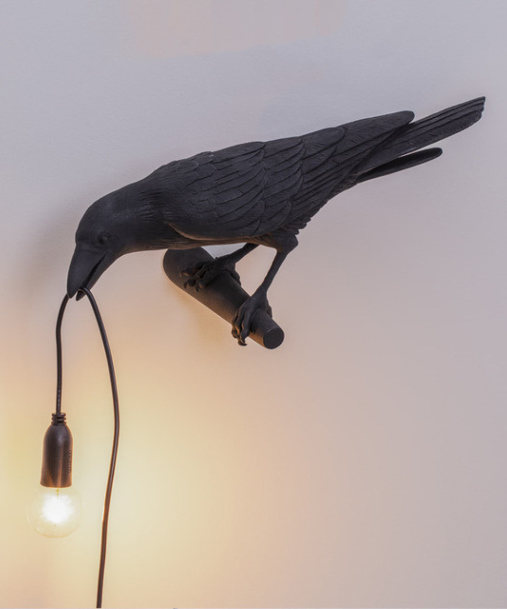 Lámpara de mesa con cuervo y bombilla en el pico — luz decorativa escultural