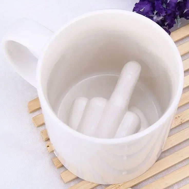 Originelle Kaffeetasse — weiße Keramik, 12 oz, Henkel in Form eines erhobenen Fingers