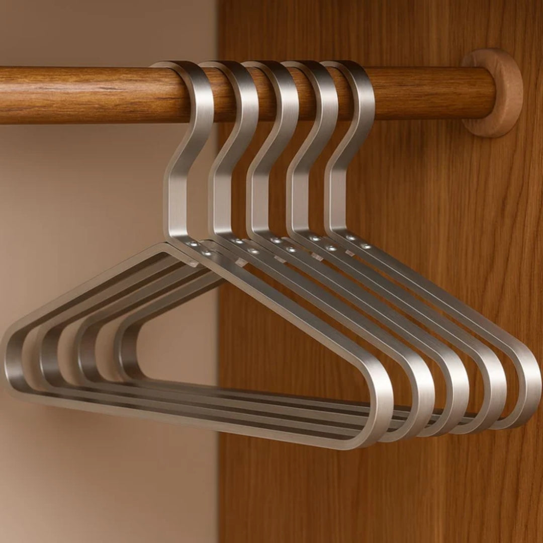 4dílná hliníková ramínka na oblečení — úzký protiskluzový design