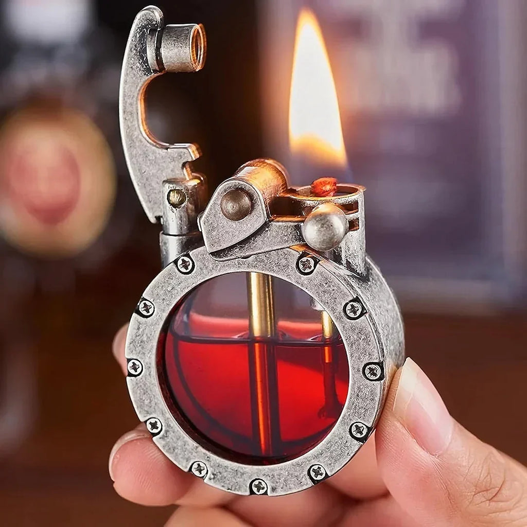 Briquet à liquide rechargeable — Corps métallique, couvercle rabattable, fenêtre transparente