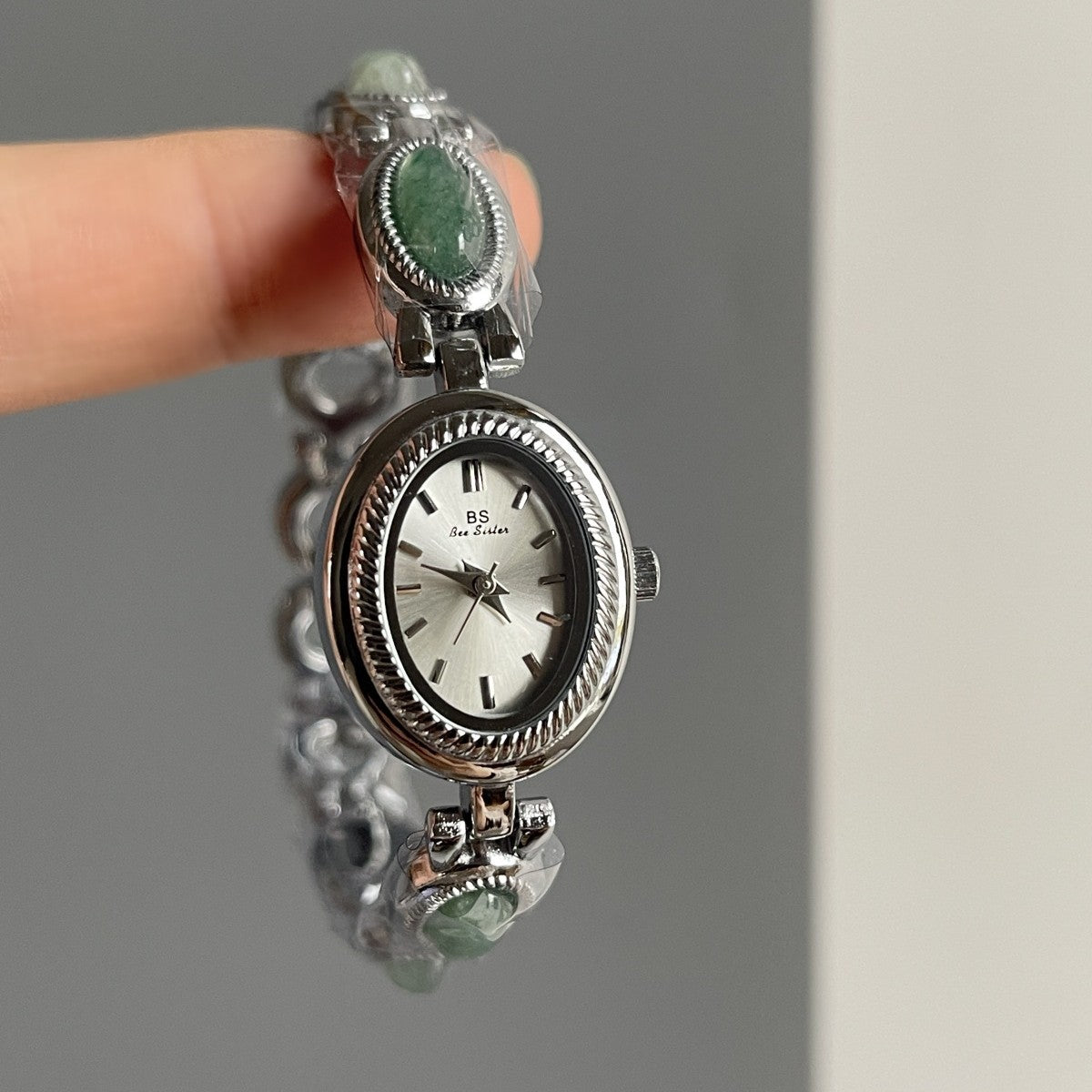 Montre-bracelet pour femmes en quartz avec bracelet en jade petit ovale et diamants