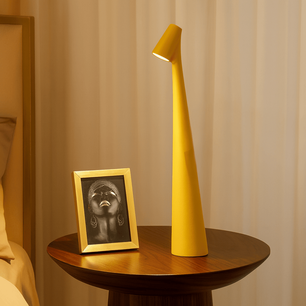 Lámpara de mesa metálica recargable y elegante — Luz LED cálida sin cables