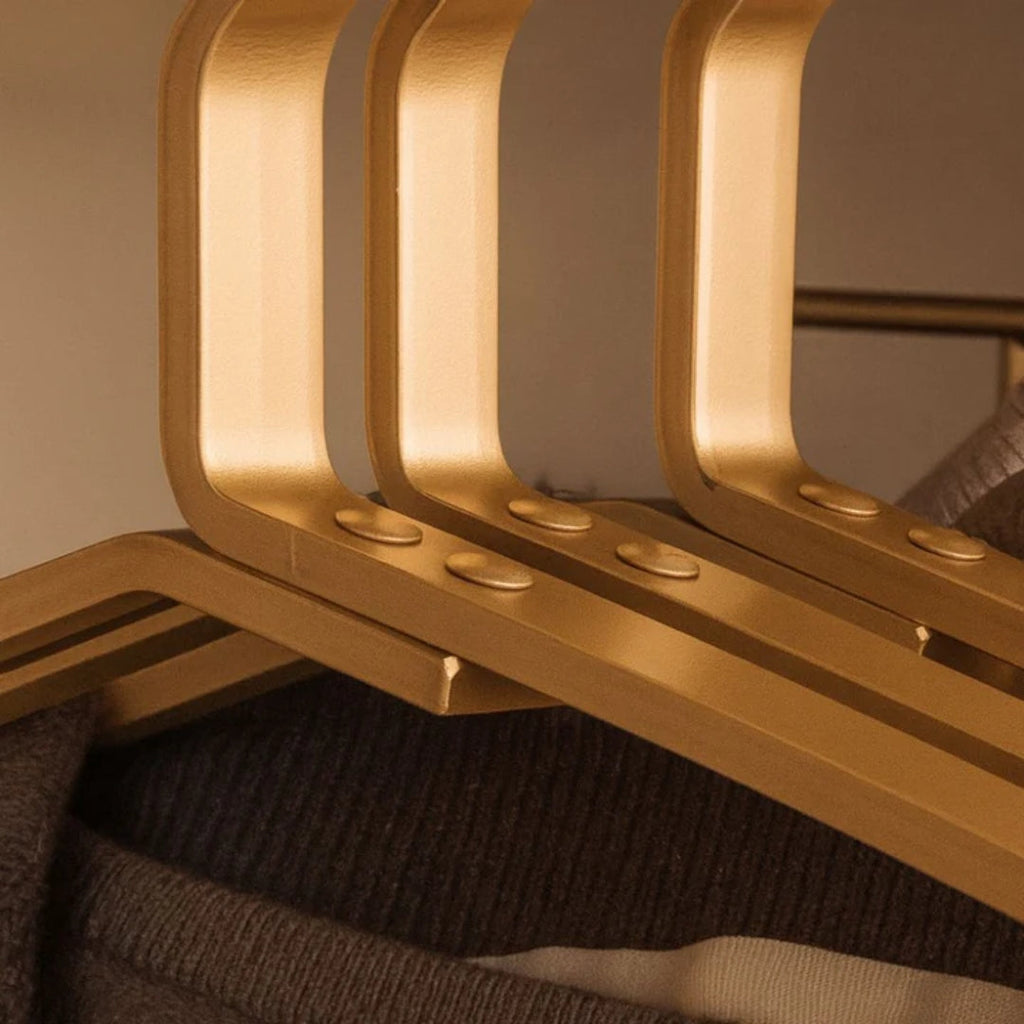 4dílná hliníková ramínka na oblečení — úzký protiskluzový design