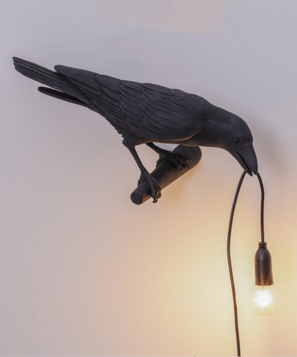 Candeeiro de mesa com escultura de corvo — candeeiro decorativo em forma de ave com suporte para lâmpada