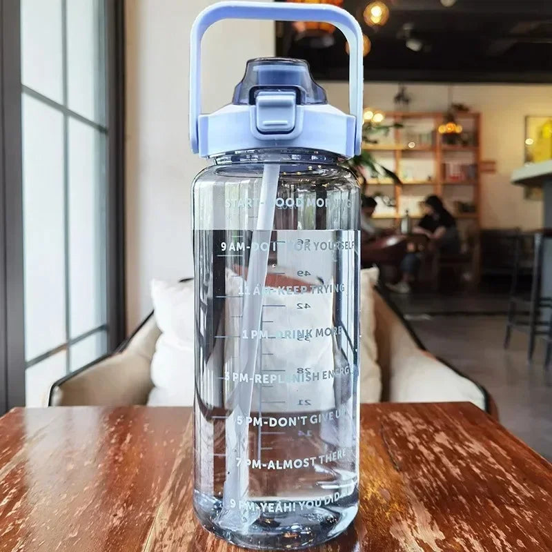 Wasserkanister mit 1,9 l Fassungsvermögen — integrierter Strohhalm, stündliche Trinkmarkierungen