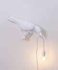 Lámpara de mesa con cuervo y bombilla en el pico — luz decorativa escultural