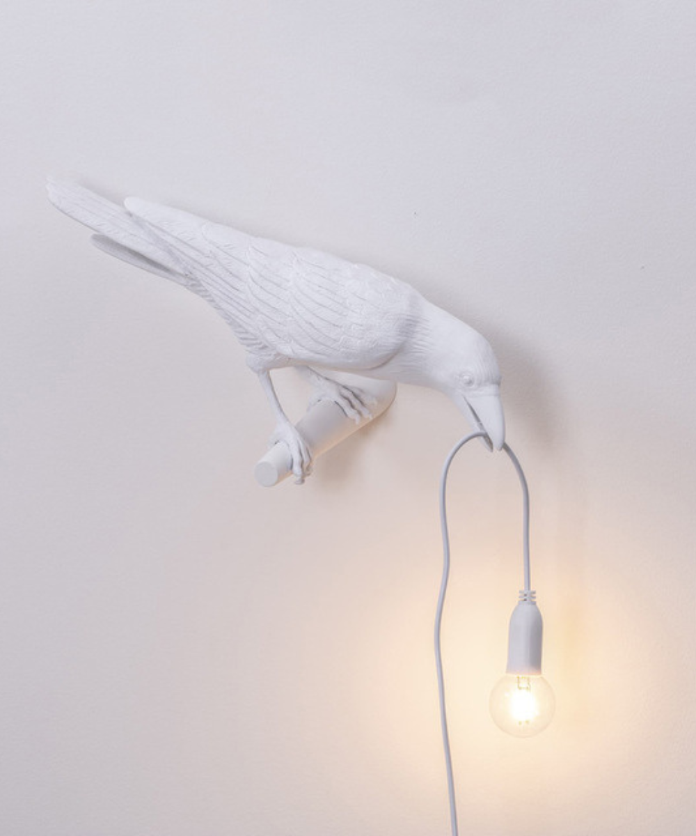 Lámpara de mesa con cuervo y bombilla en el pico — luz decorativa escultural