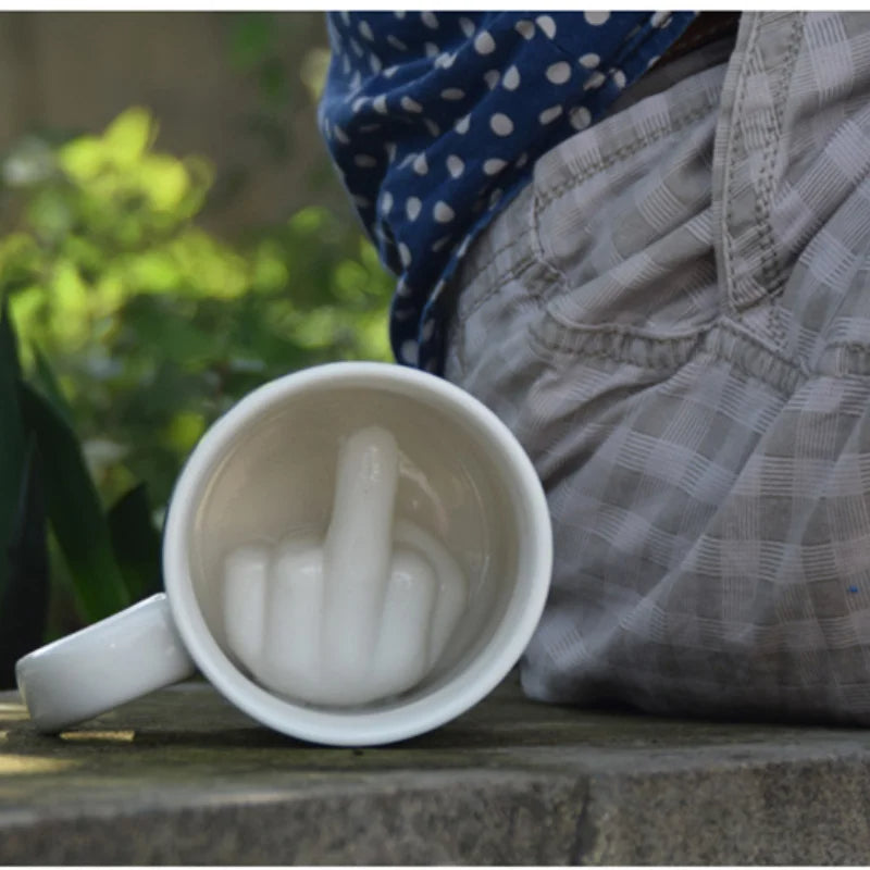 Originelle Kaffeetasse — weiße Keramik, 12 oz, Henkel in Form eines erhobenen Fingers