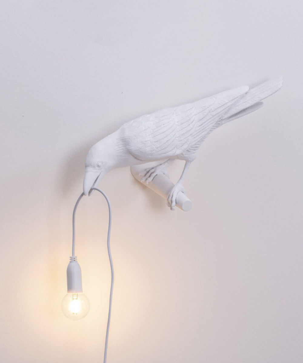 Candeeiro de mesa com escultura de corvo — candeeiro decorativo em forma de ave com suporte para lâmpada