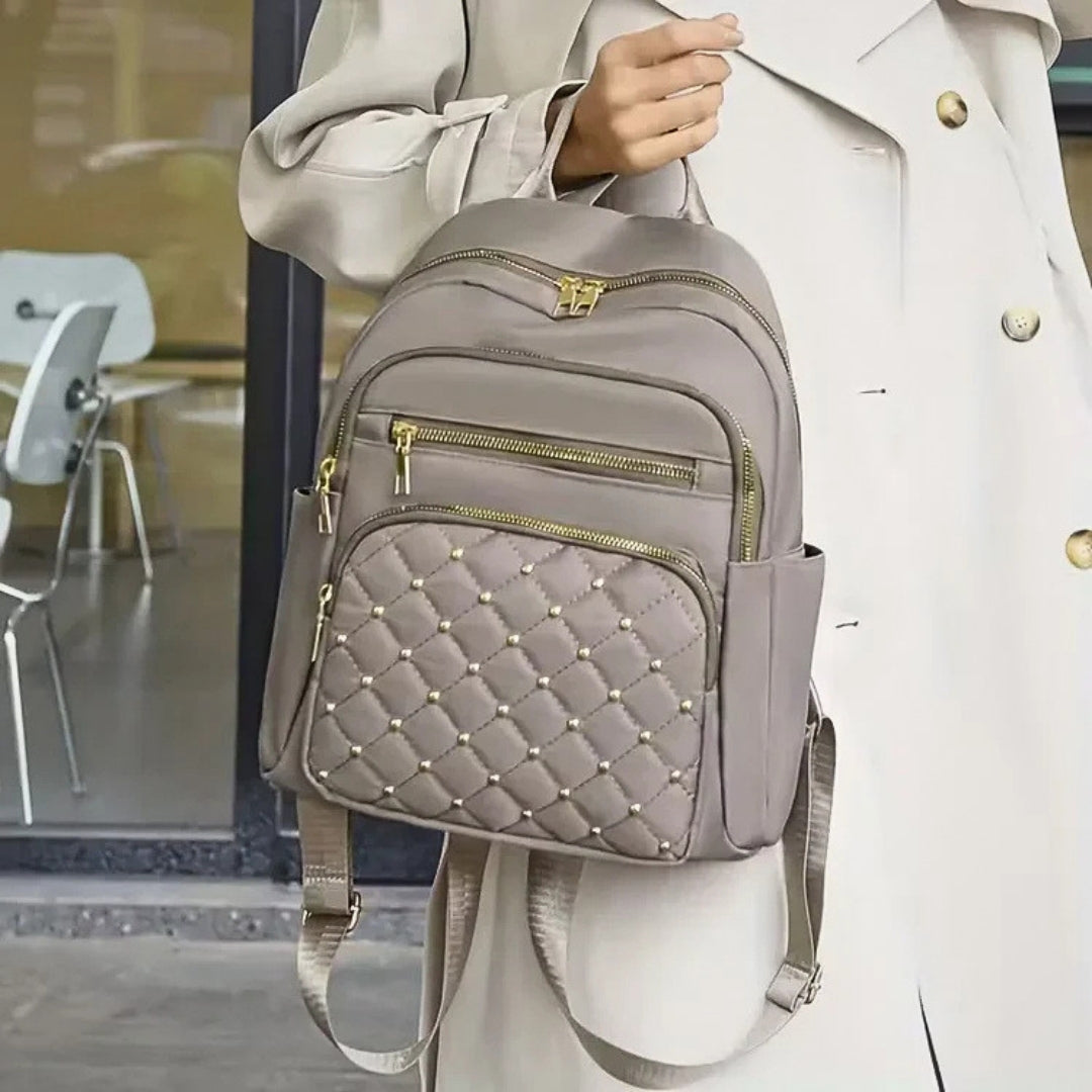 Prošívaný batoh s více přihrádkami — nastavitelné popruhy, horní madlo
