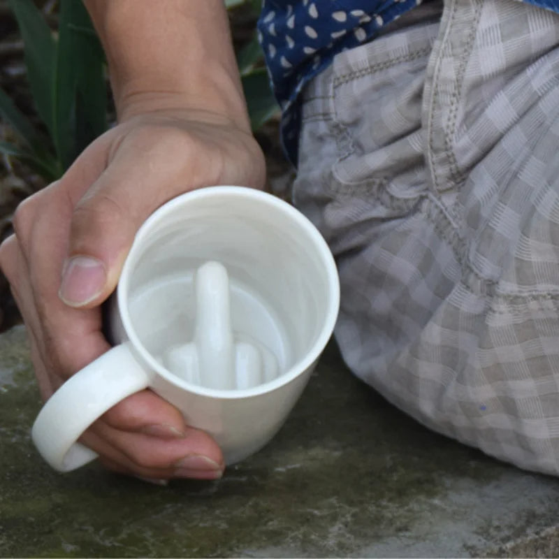 Originelle Kaffeetasse — weiße Keramik, 12 oz, Henkel in Form eines erhobenen Fingers