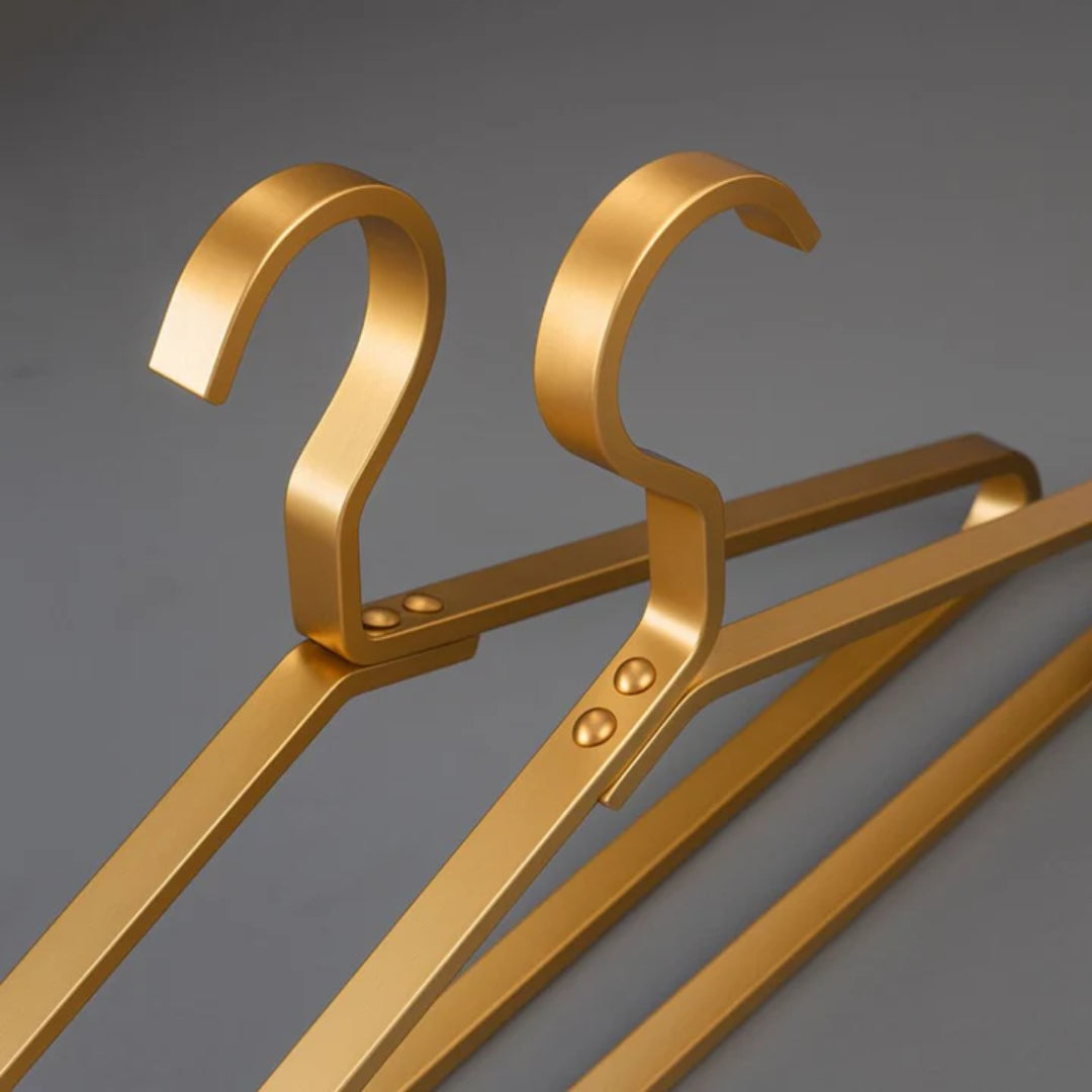 4dílná hliníková ramínka na oblečení — úzký protiskluzový design