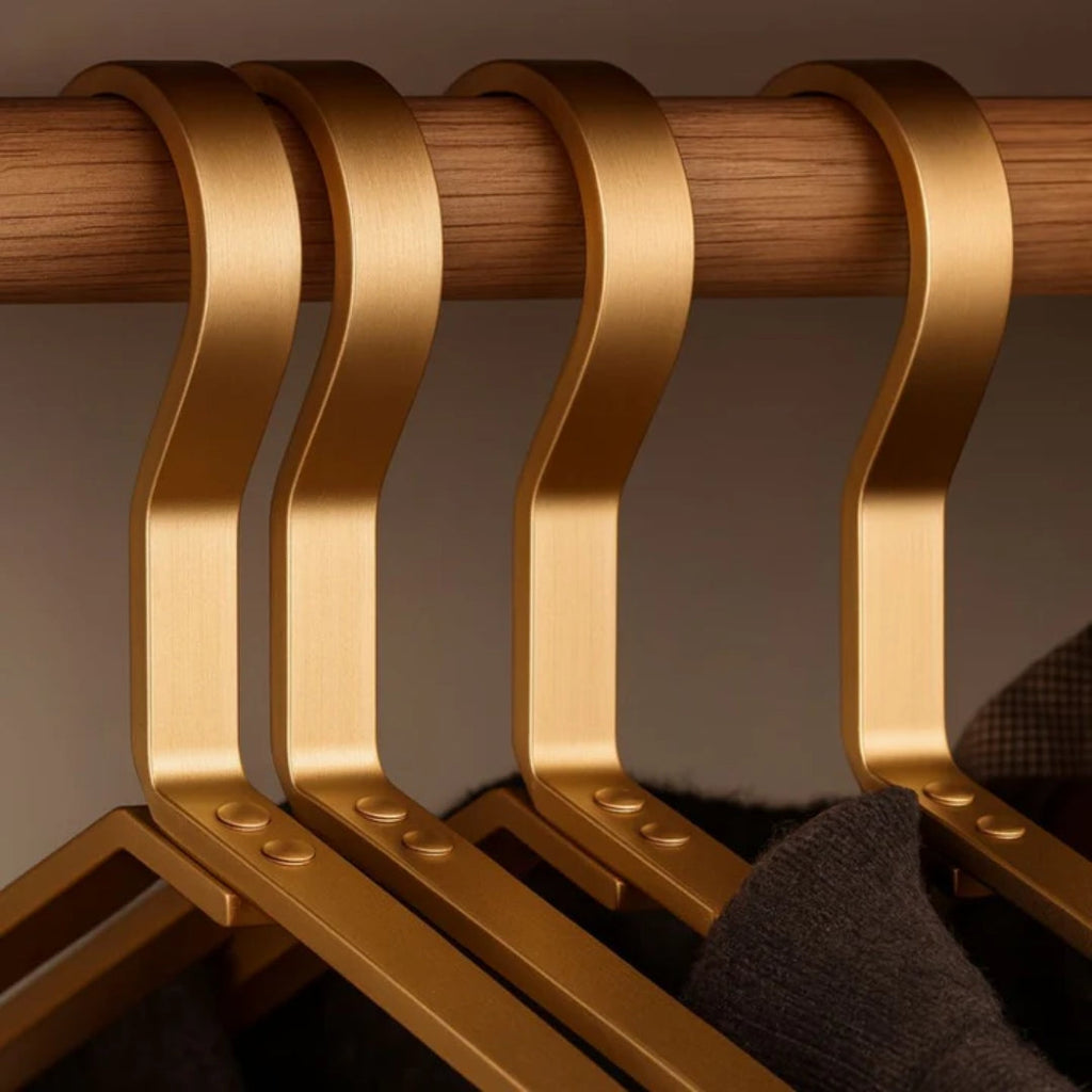 4dílná hliníková ramínka na oblečení — úzký protiskluzový design