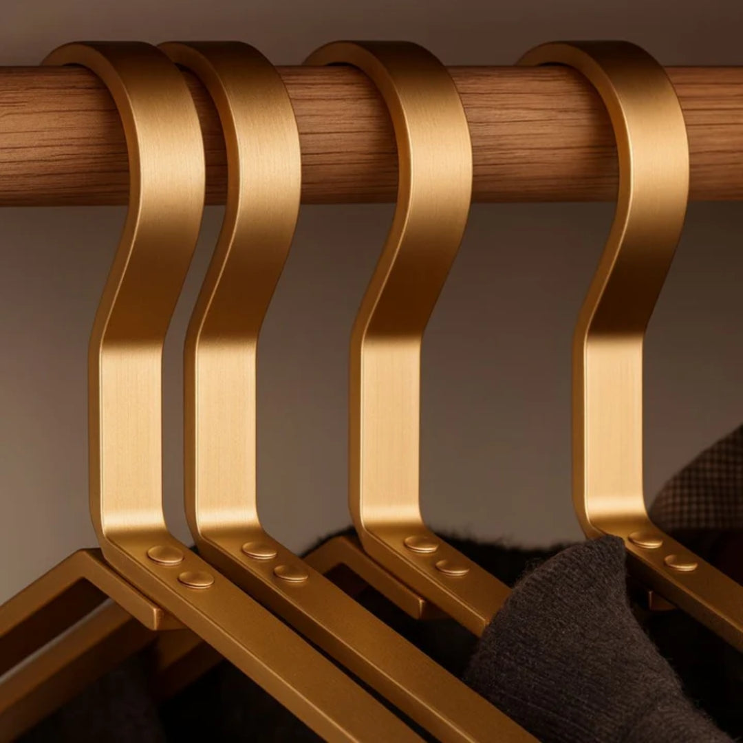 4dílná hliníková ramínka na oblečení — úzký protiskluzový design