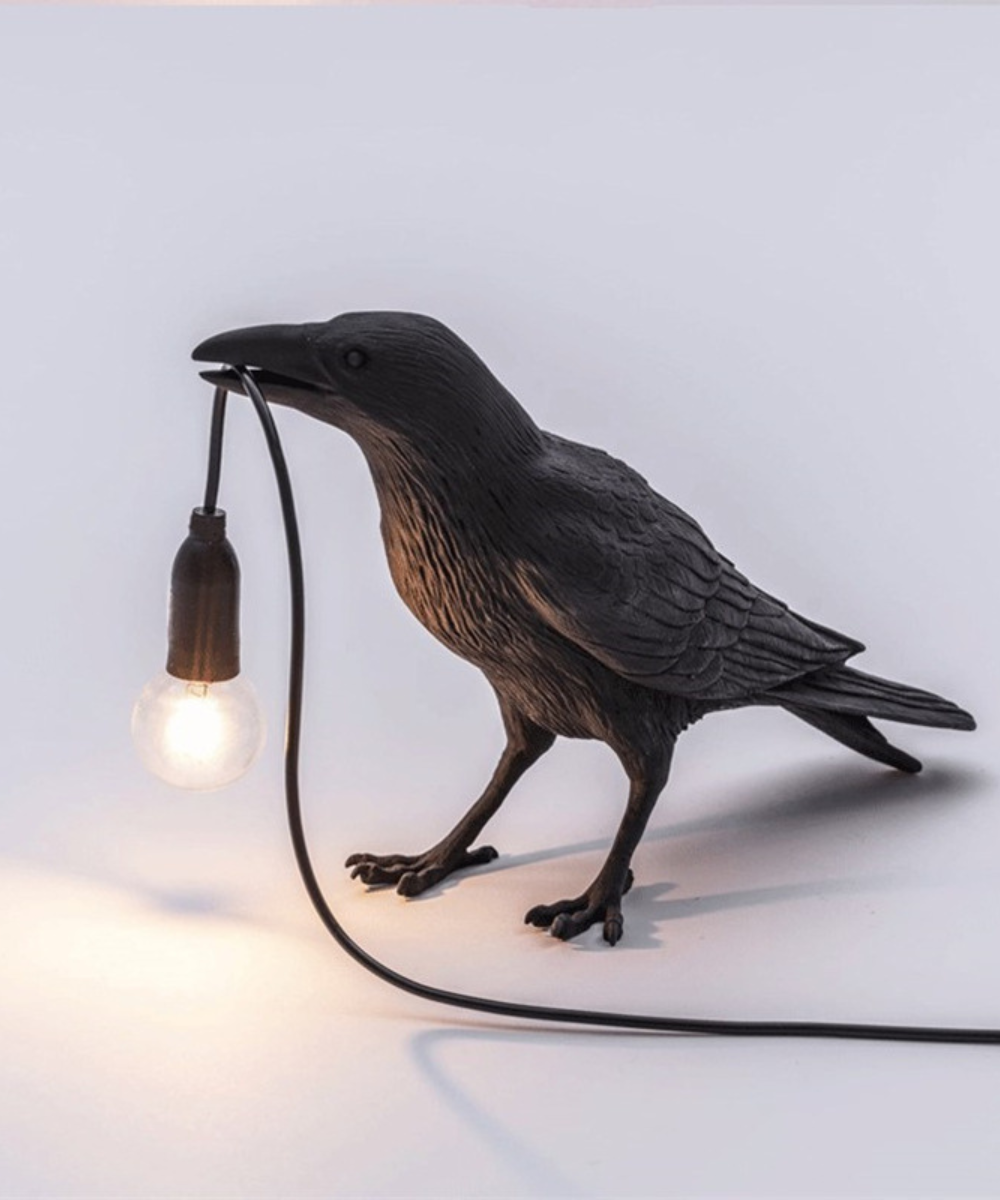 Lámpara de mesa con cuervo y bombilla en el pico — luz decorativa escultural