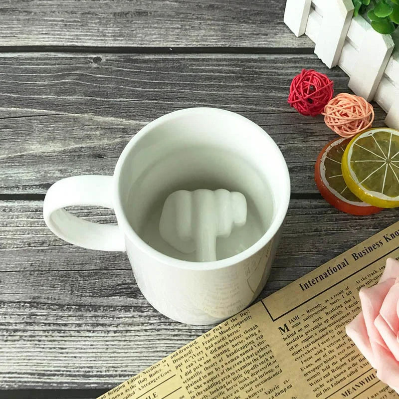Originelle Kaffeetasse — weiße Keramik, 12 oz, Henkel in Form eines erhobenen Fingers