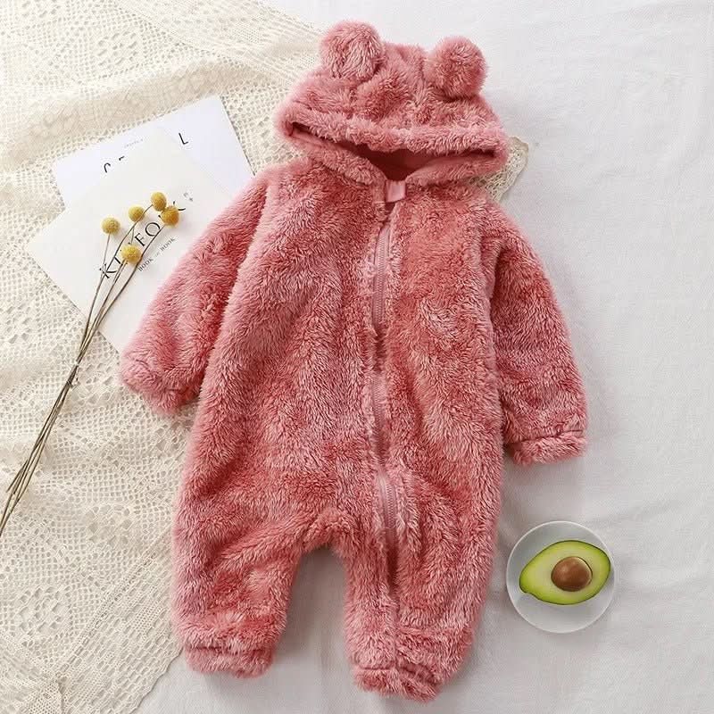 אוברול פלנל CuddleNest — מרקם קטיפתי וחם, גזרה נעימה לכל הגוף