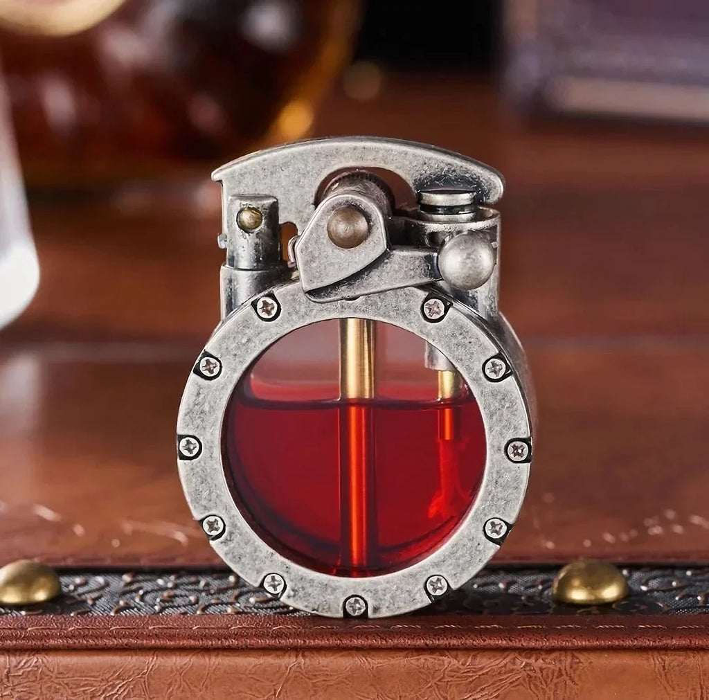 Briquet à liquide rechargeable — Corps métallique, couvercle rabattable, fenêtre transparente