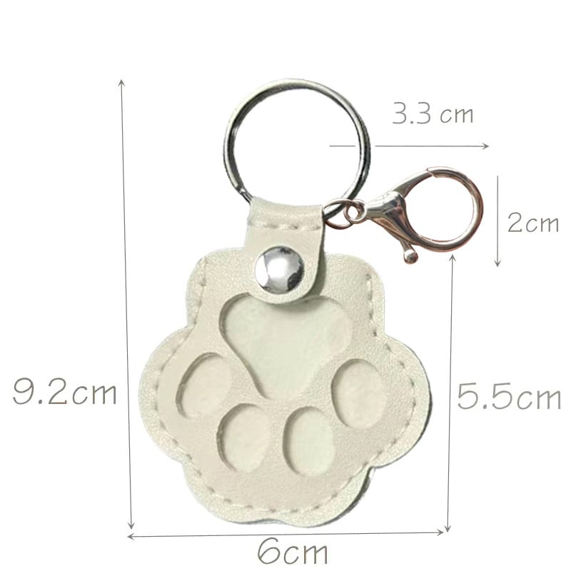 Llavero con huella de pata para recordar a una mascota, de cuero — compartimento oculto para un recuerdo
