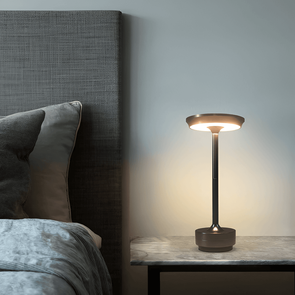مصباح طاولة لاسلكي يعمل باللمس وقابل لإعادة الشحن — LED محمول بخاصية تعتيم الإضاءة