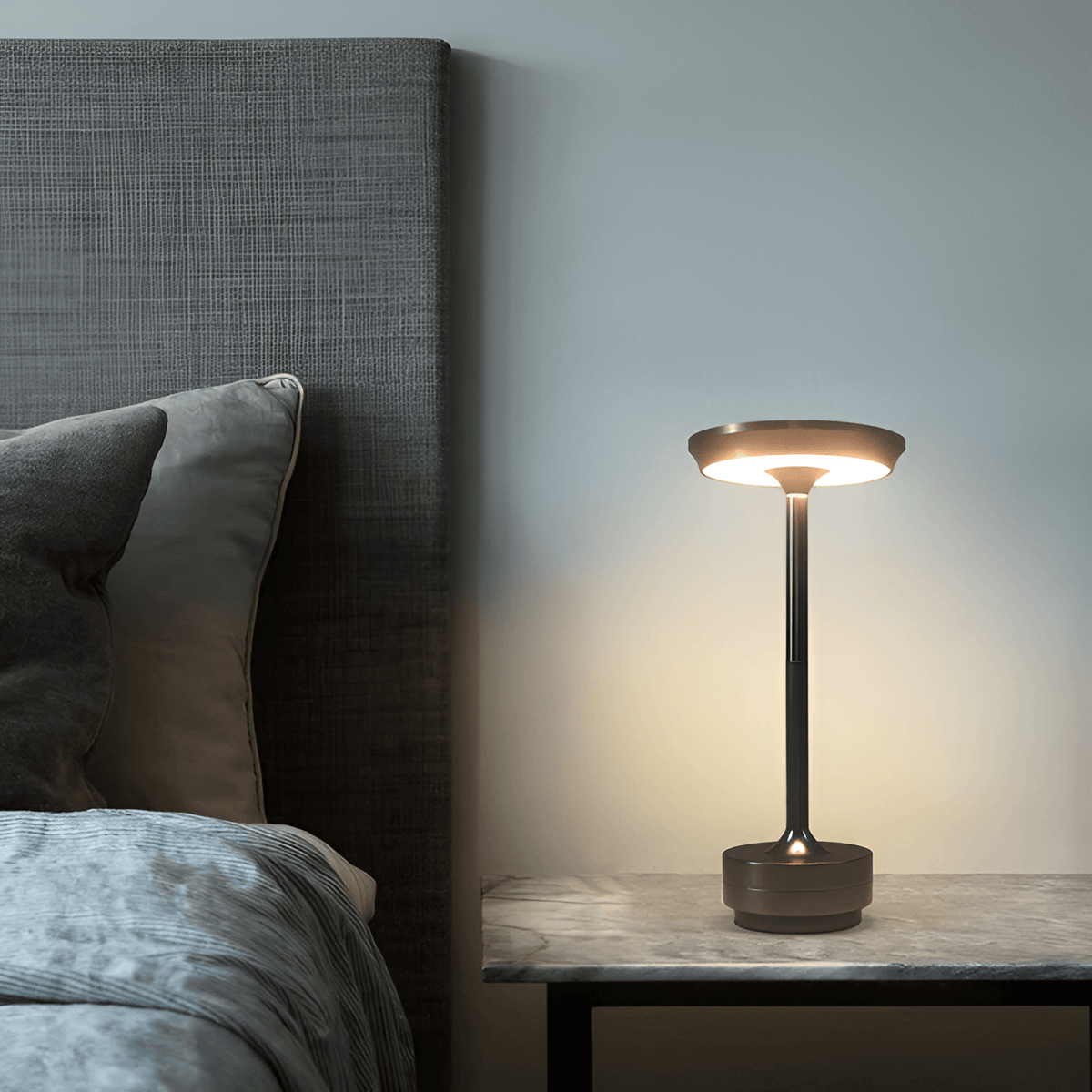 مصباح طاولة لاسلكي يعمل باللمس وقابل لإعادة الشحن — LED محمول بخاصية تعتيم الإضاءة