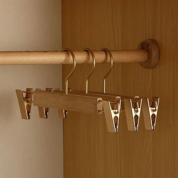 Breite Kleiderbügel aus Holz — Geformte Schulterpartie, platzsparendes Design