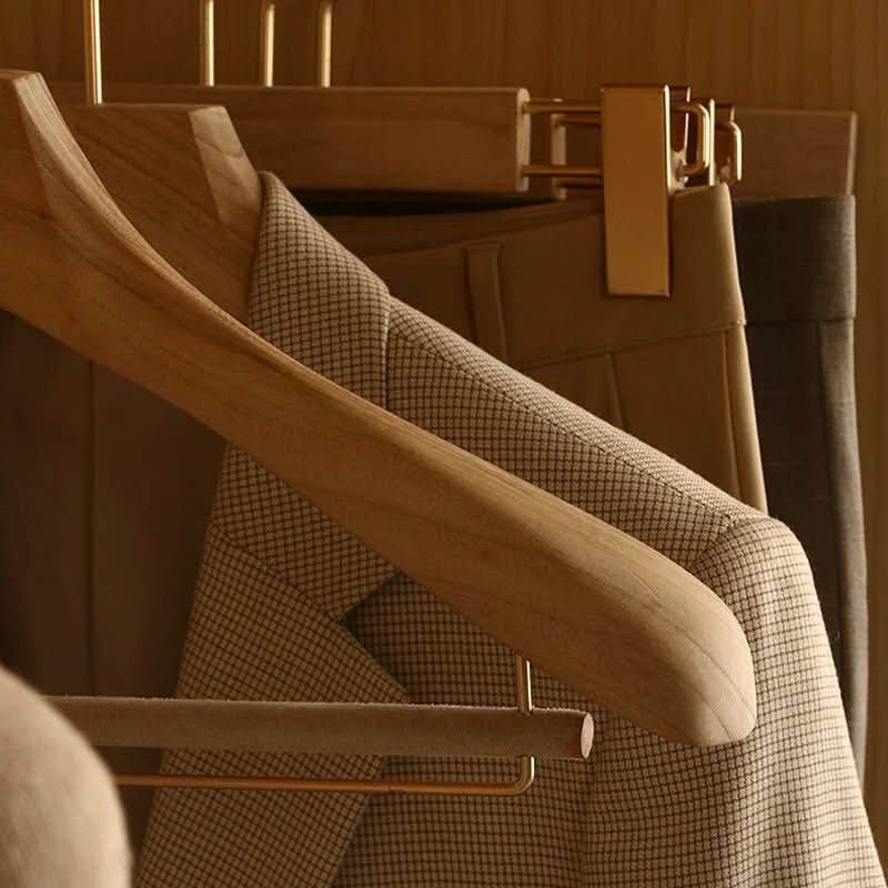 Breite Kleiderbügel aus Holz — Geformte Schulterpartie, platzsparendes Design