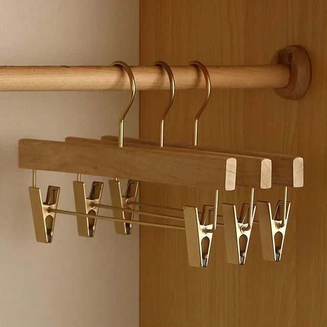Breite Kleiderbügel aus Holz — Geformte Schulterpartie, platzsparendes Design