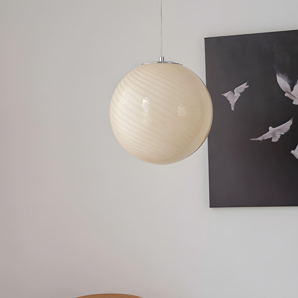 12 tum taklampa med globformad kupa i honungsfärgat bärnstensglas