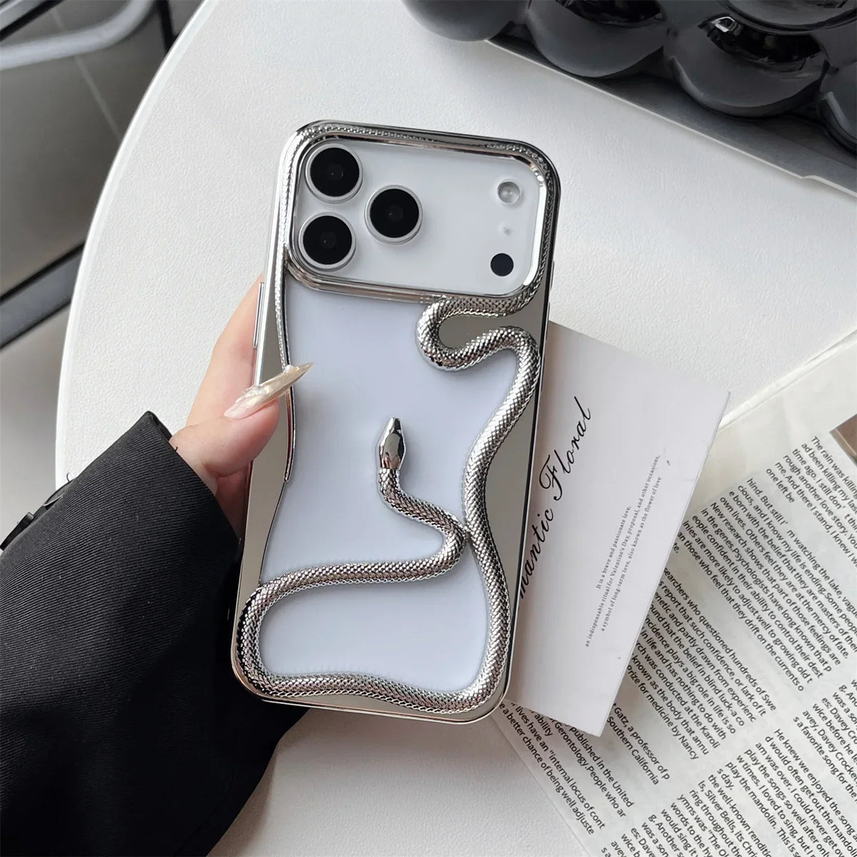 Cover per iPhone con motivo a rilievo serpentiforme 12–17 — Guscio rigido ammortizzante