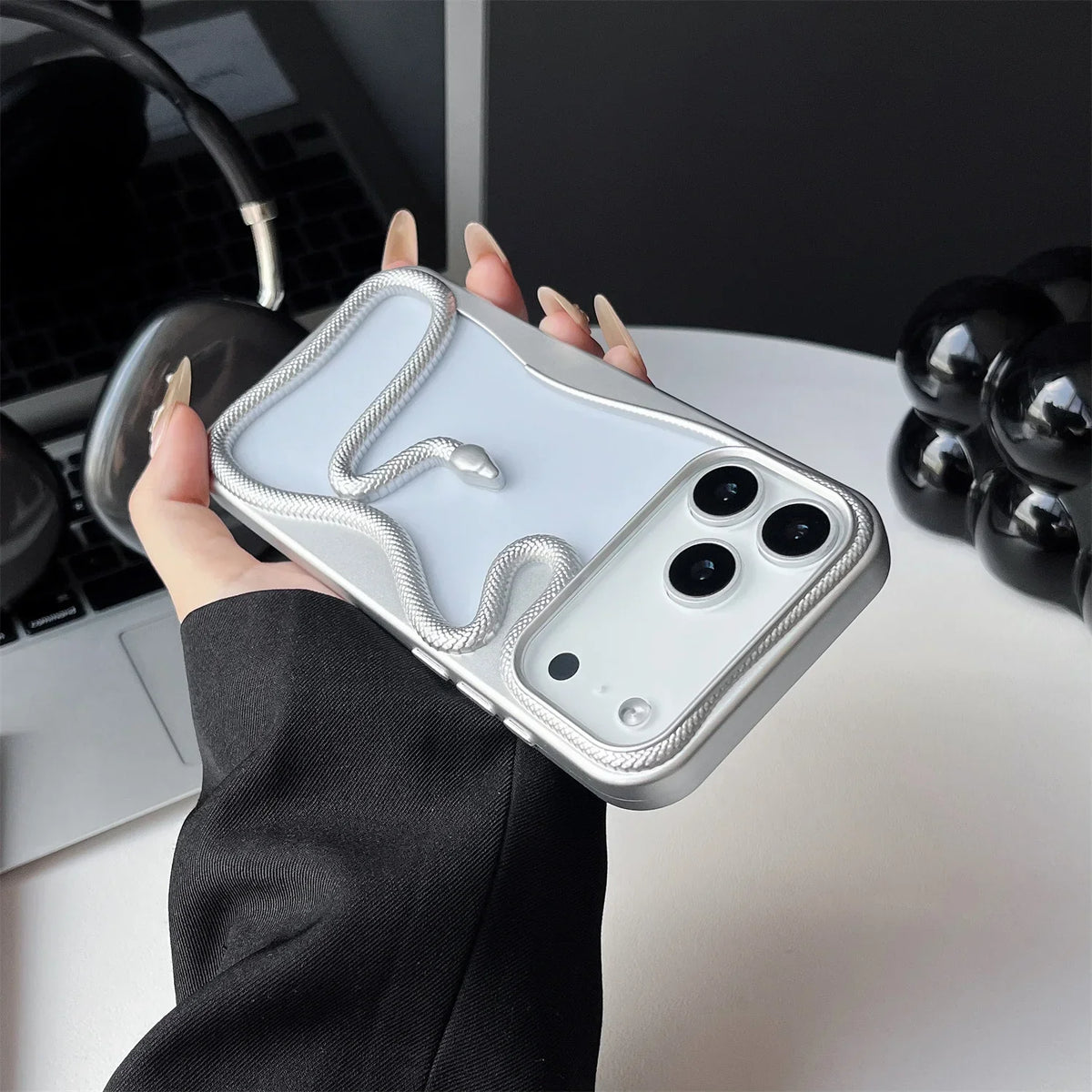 Cover per iPhone con motivo a rilievo serpentiforme 12–17 — Guscio rigido ammortizzante