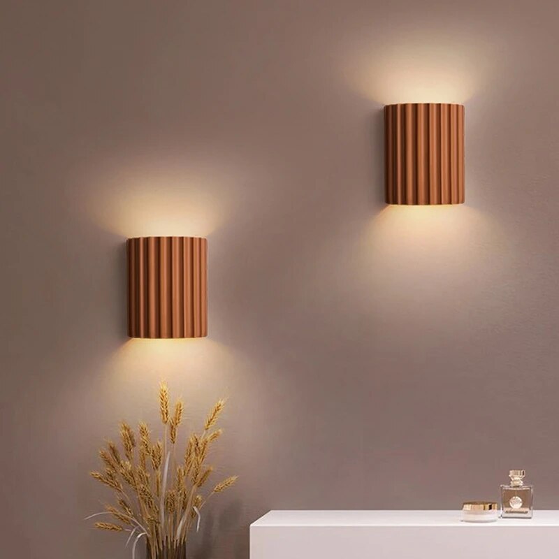 Vägglampa i texturerat harts — uppåt- och nedåtriktat sken, 5.5 × 3.1 × 6.5 in