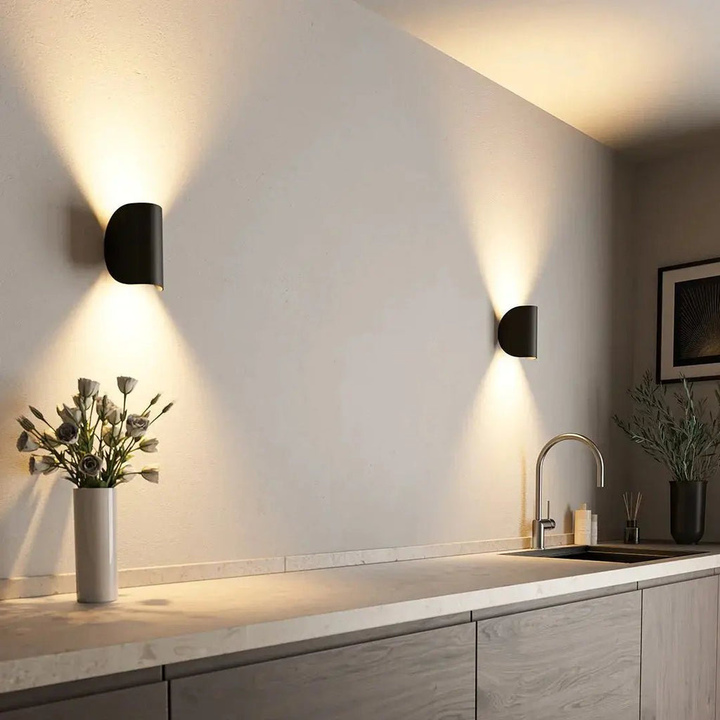 LumaGlow BrightFlow LED-vägglampa — modern minimalistisk silhuett, varmt sken, energieffektiv