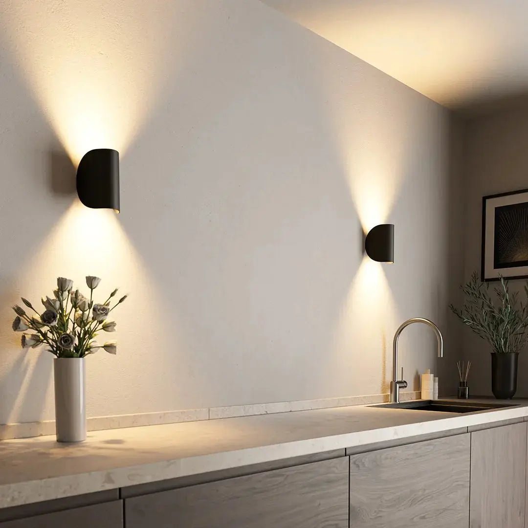 LumaGlow BrightFlow LED-vägglampa — modern minimalistisk silhuett, varmt sken, energieffektiv