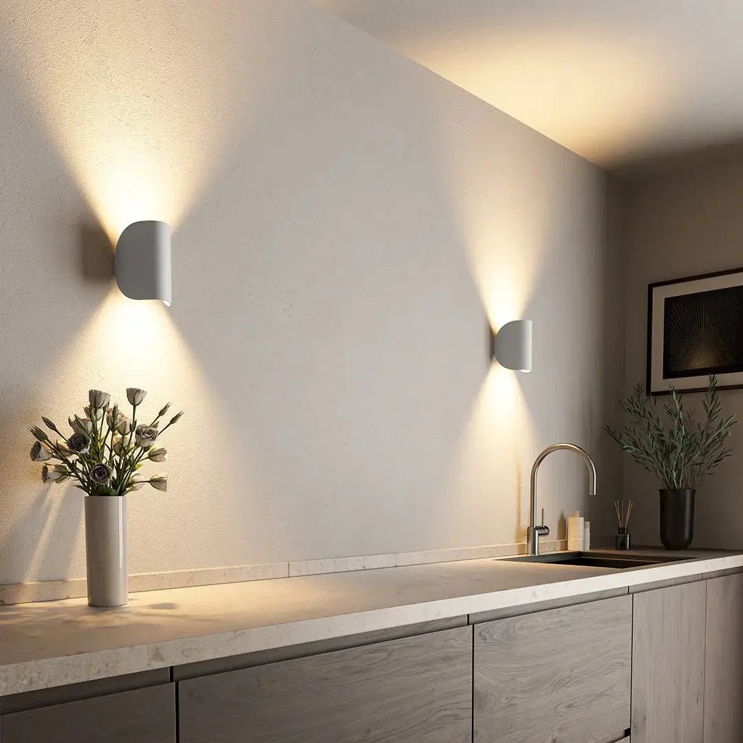LumaGlow BrightFlow LED-vägglampa — modern minimalistisk silhuett, varmt sken, energieffektiv