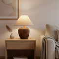 Elegant Elderly LED-pöytävalaisin — pyöreä siluetti, lämmin hehku, minimalistinen profiili