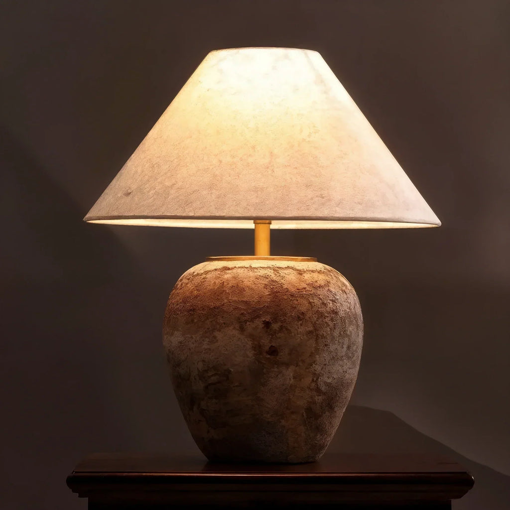 Elegant Elderly LED-pöytävalaisin — pyöreä siluetti, lämmin hehku, minimalistinen profiili