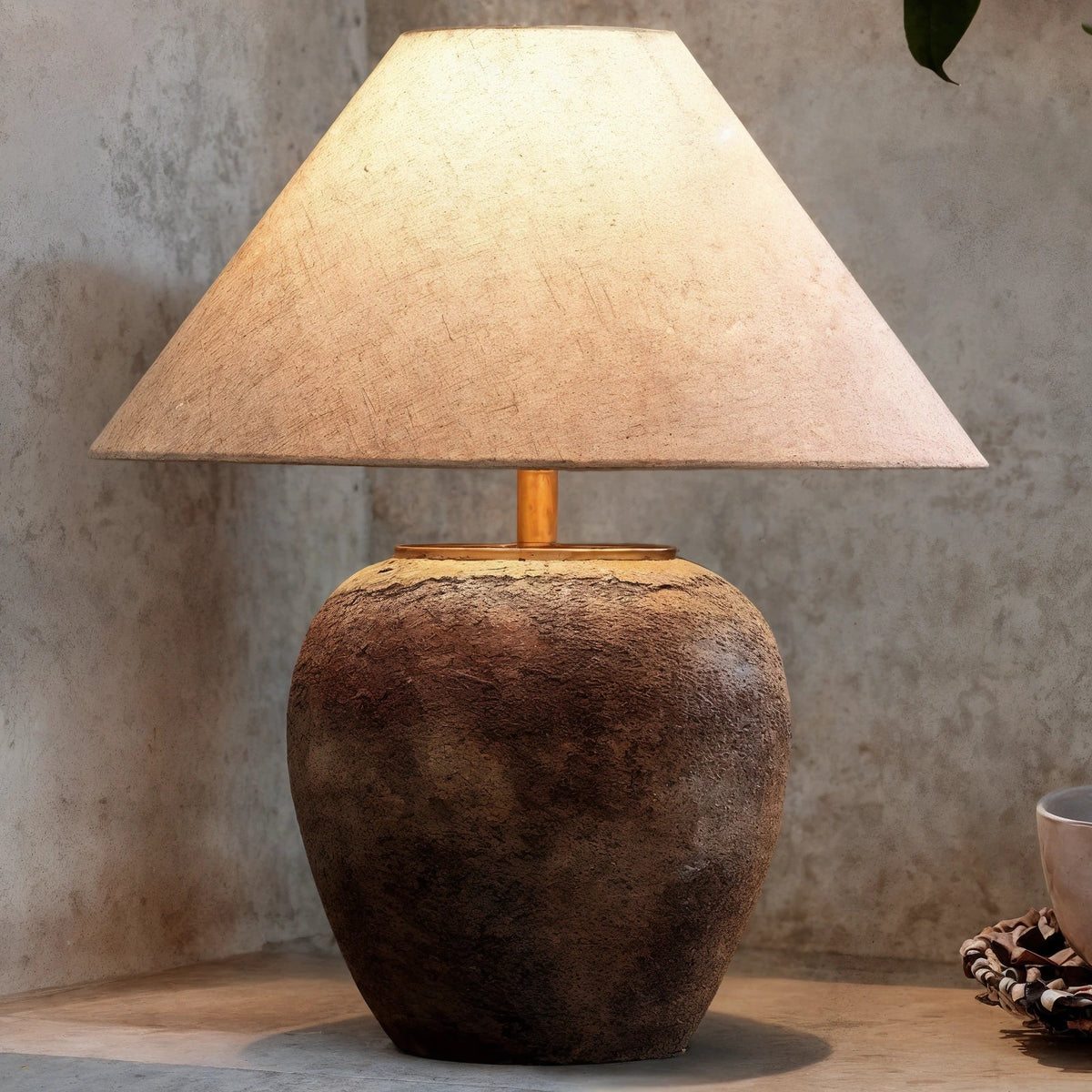 Elegant Elderly LED-pöytävalaisin — pyöreä siluetti, lämmin hehku, minimalistinen profiili