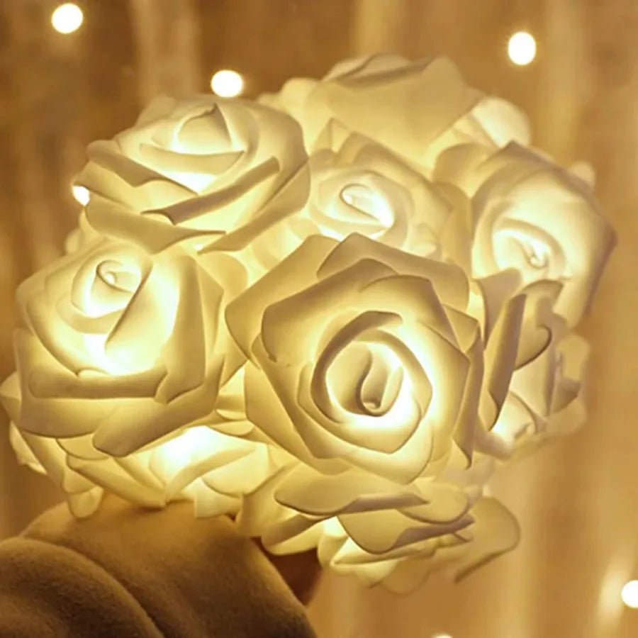 RomanceGlow-lämpimän sävyiset LED-valot - tekoruusuilla koristeltu valoköynnös