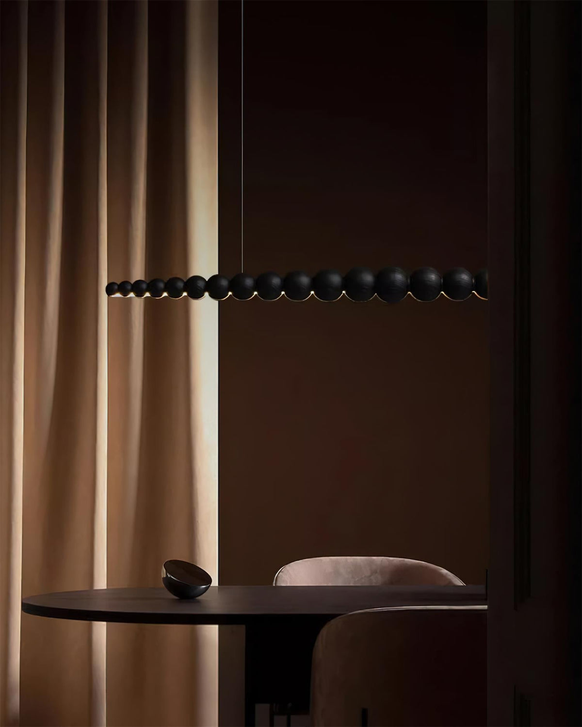 LED-pendellampe med globeskjerm, 46 tommer — metall, tre og akryl, 3000 K