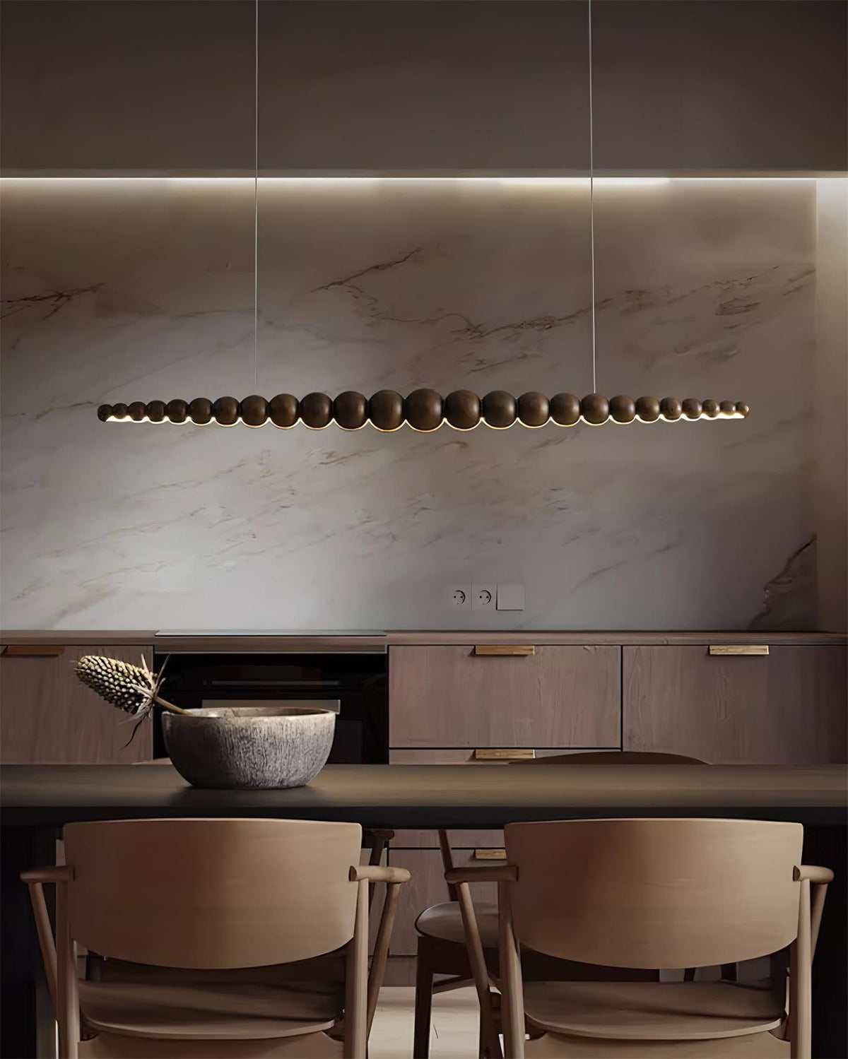 LED-pendellampe med globeskjerm, 46 tommer — metall, tre og akryl, 3000 K