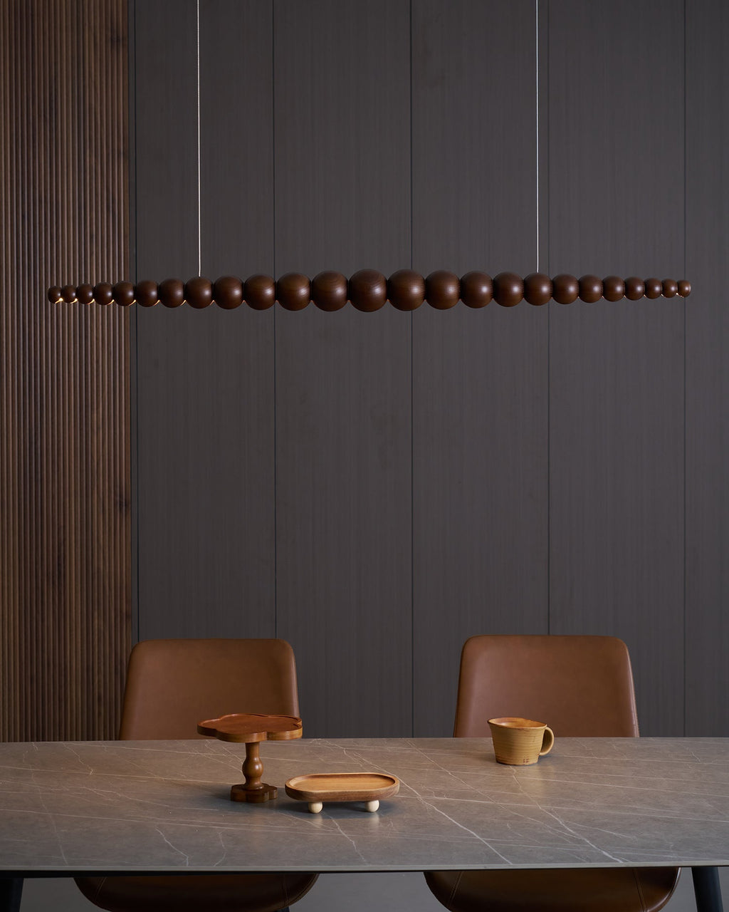 LED-pendellampe med globeskjerm, 46 tommer — metall, tre og akryl, 3000 K